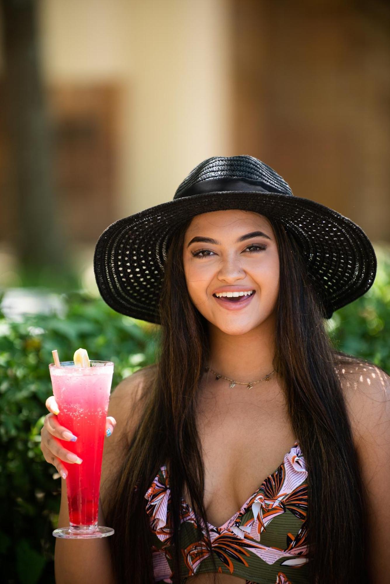 The Capital Zimbali Hotel บัลลิโต ภายนอก รูปภาพ A woman wearing a sun hat