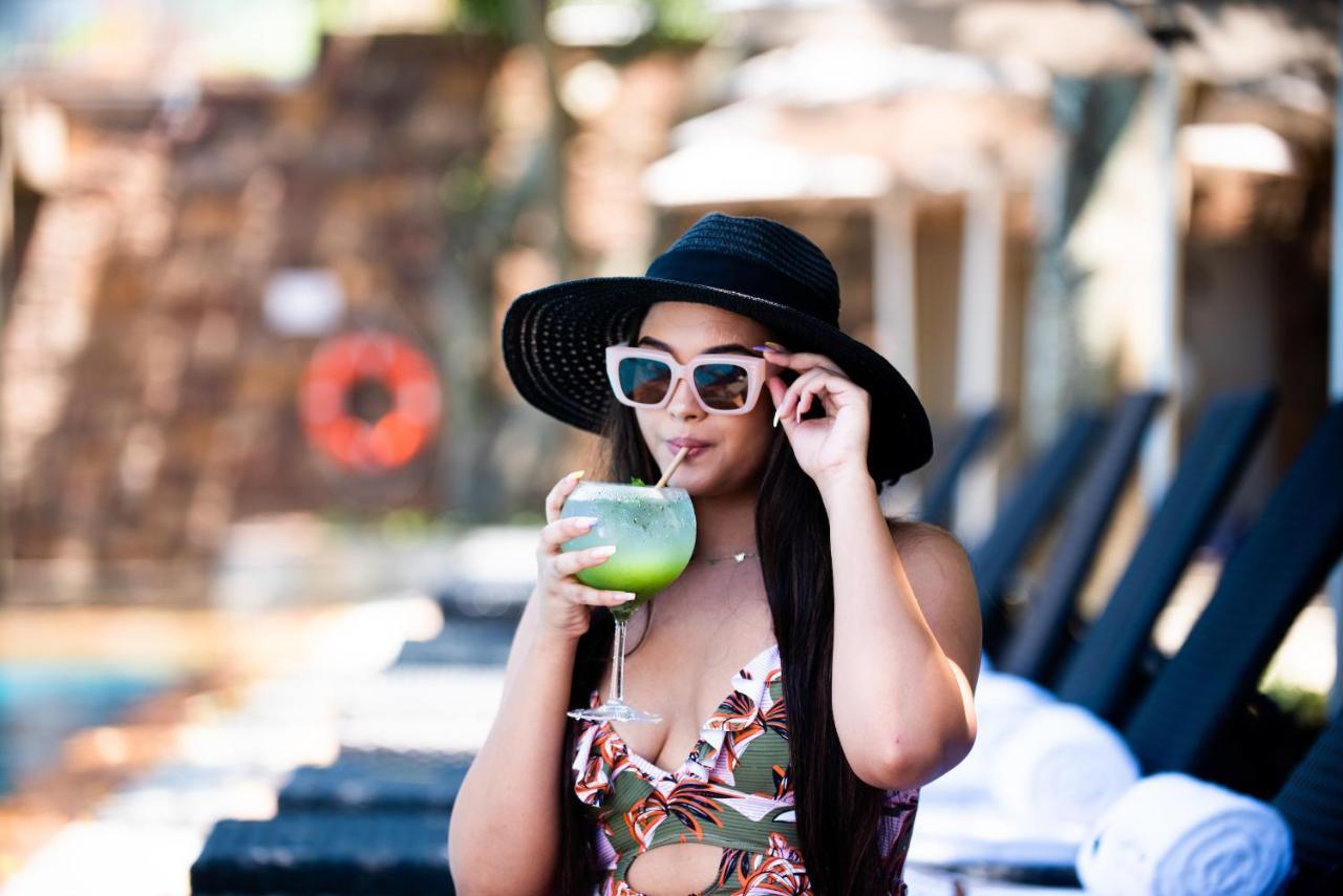 The Capital Zimbali Hotel บัลลิโต ภายนอก รูปภาพ A woman wearing a hat