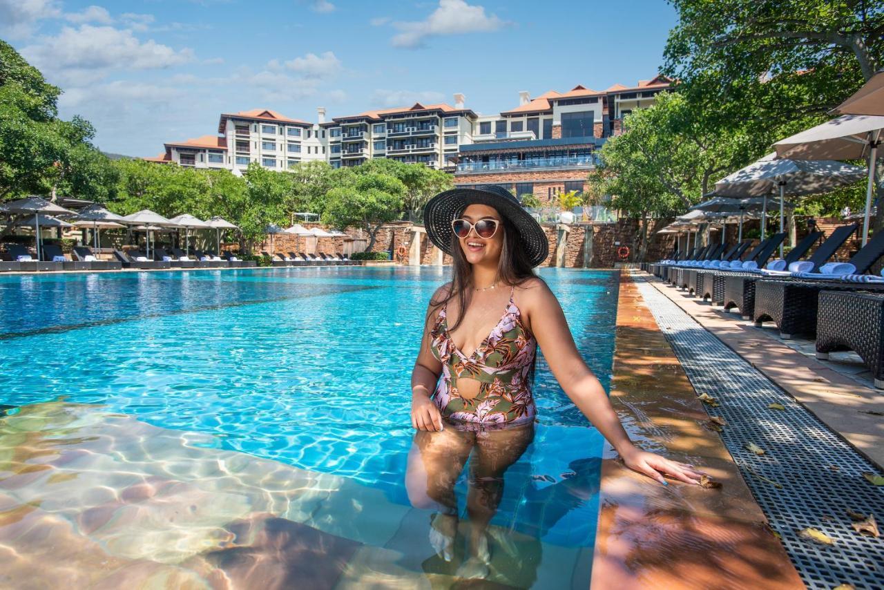 The Capital Zimbali Hotel บัลลิโต ภายนอก รูปภาพ A woman wearing a sun hat