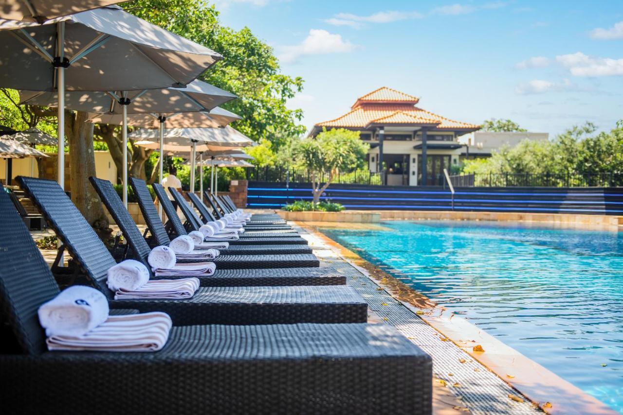 The Capital Zimbali Hotel บัลลิโต ภายนอก รูปภาพ The swimming pool at the hotel