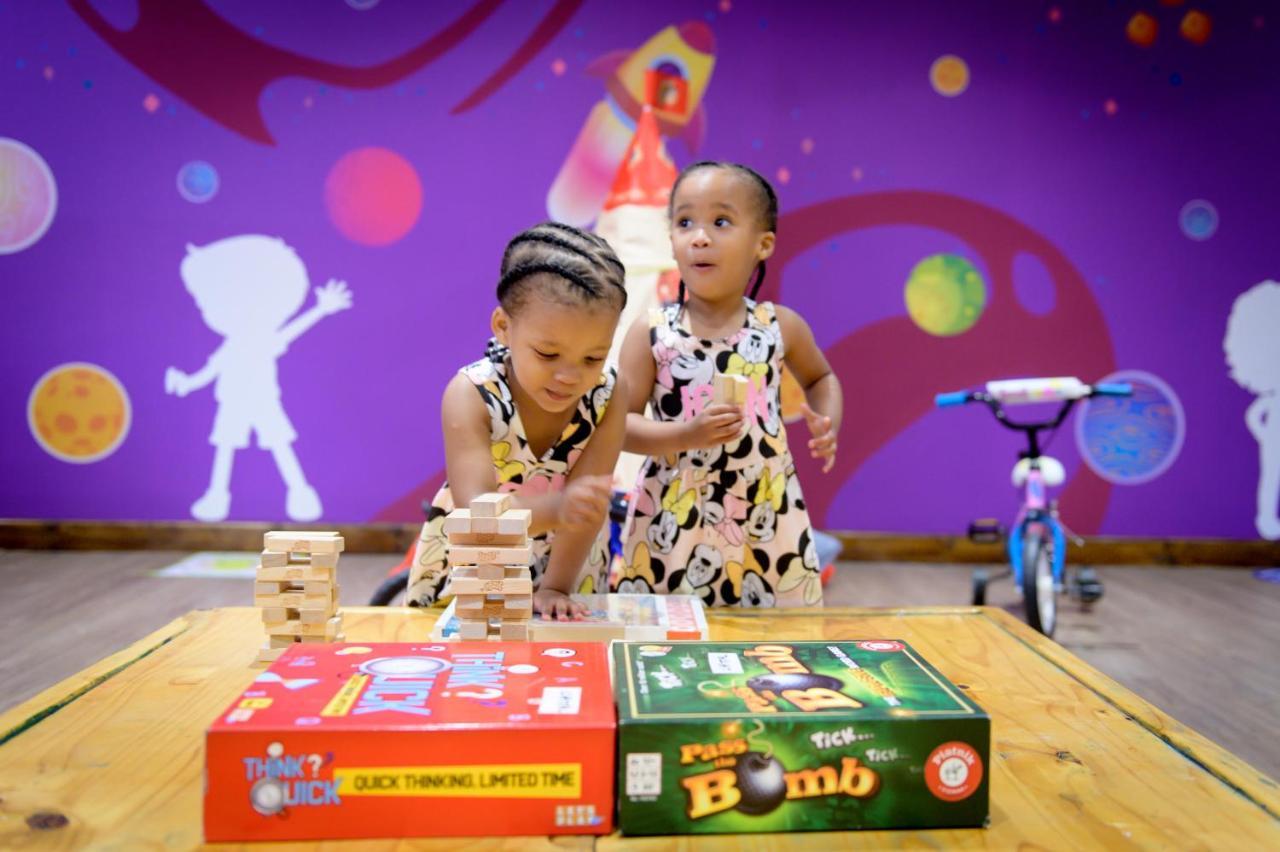 The Capital Zimbali Hotel บัลลิโต ภายนอก รูปภาพ Two children playing with board games