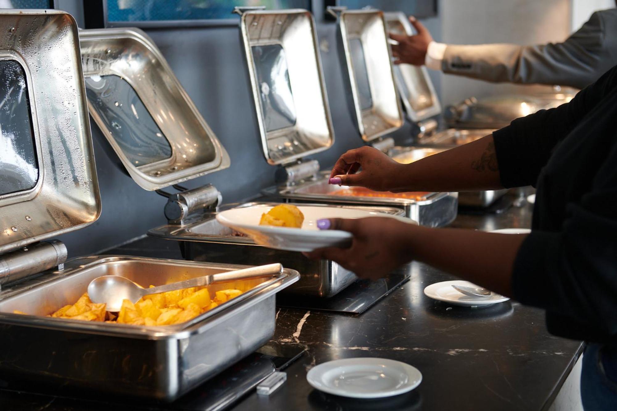 The Capital Zimbali Hotel บัลลิโต ภายนอก รูปภาพ A self-service buffet