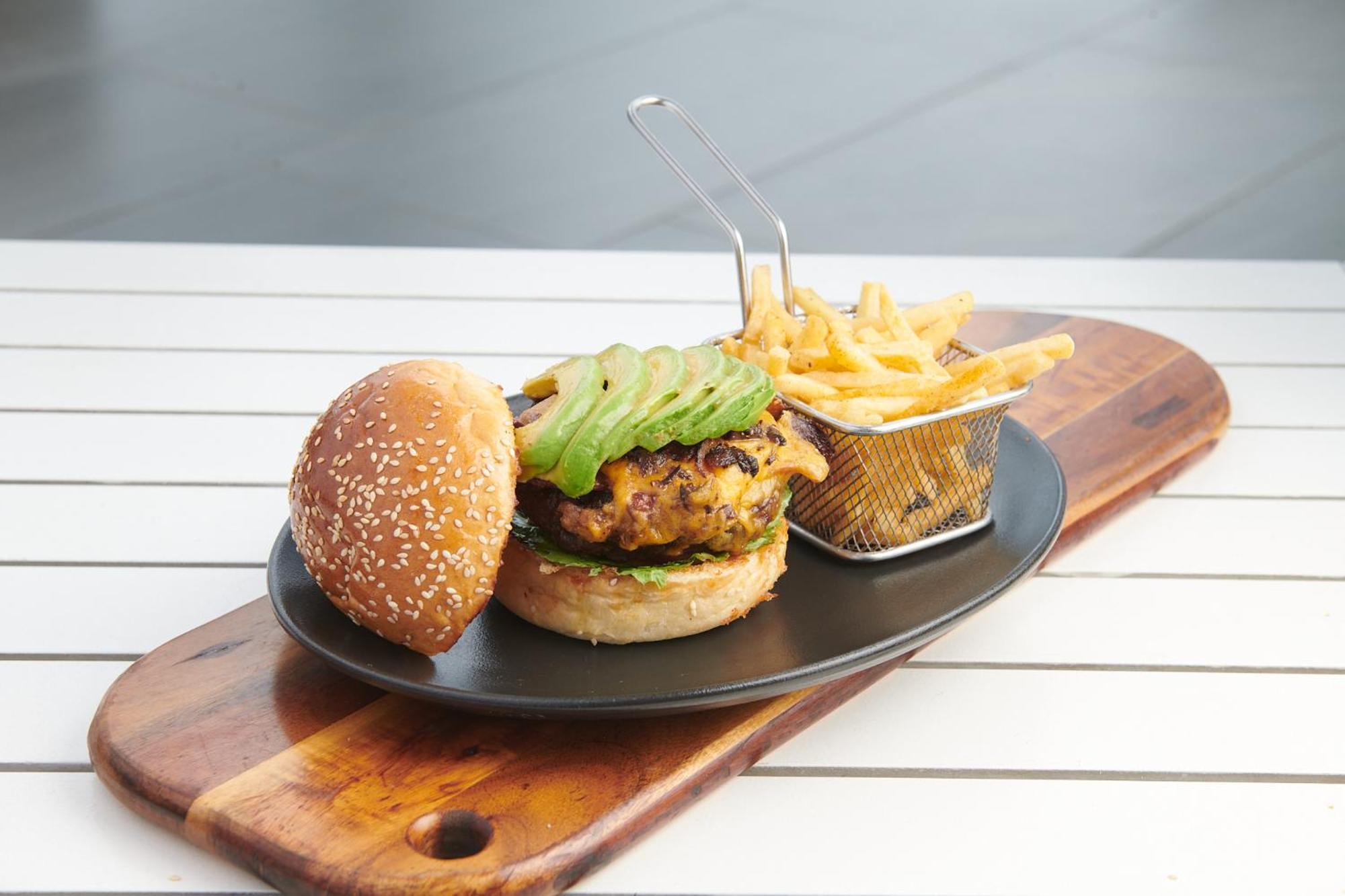 The Capital Zimbali Hotel บัลลิโต ภายนอก รูปภาพ A vegan burger with avocado and chips