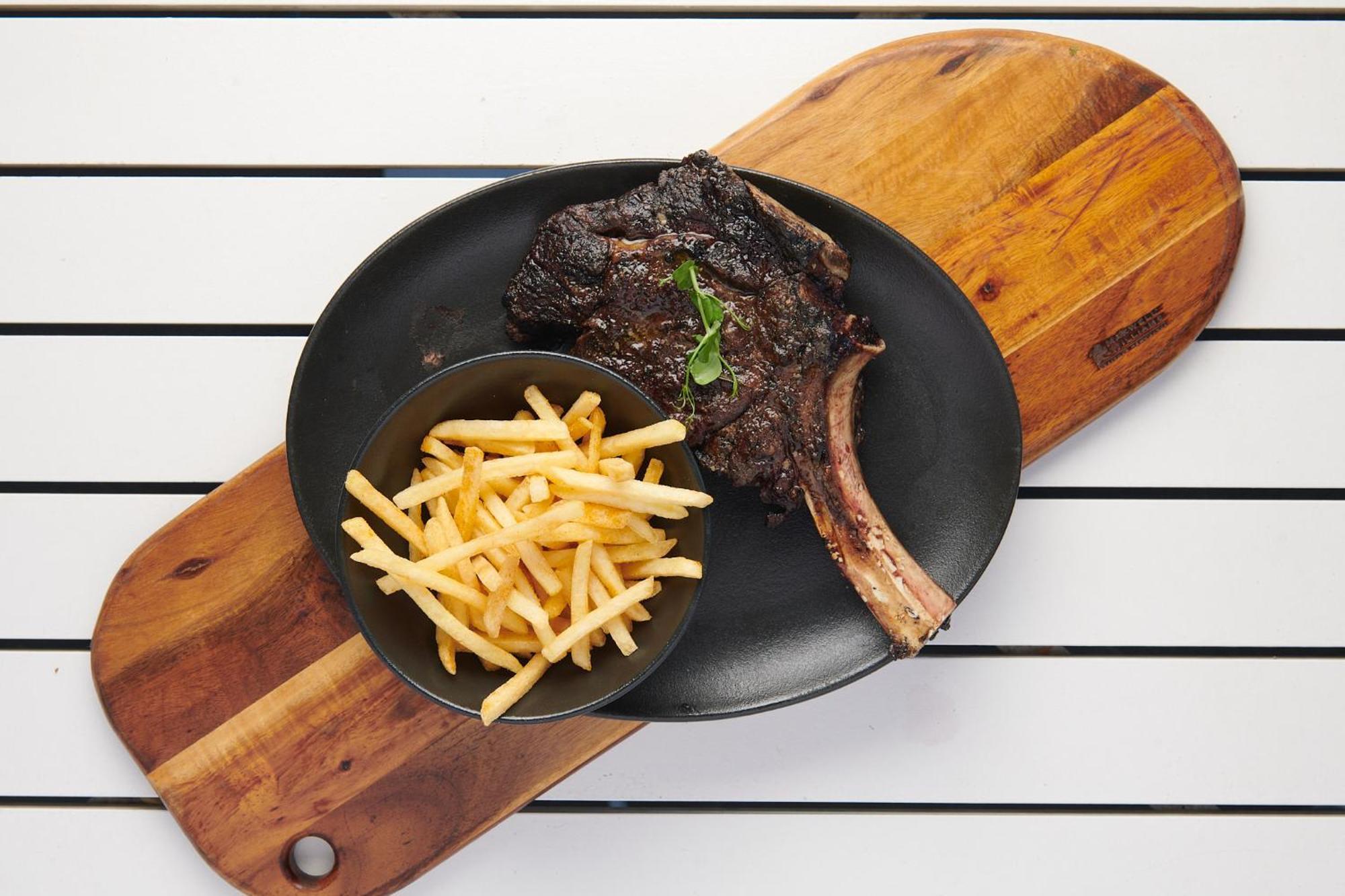 The Capital Zimbali Hotel บัลลิโต ภายนอก รูปภาพ A steak and chips meal
