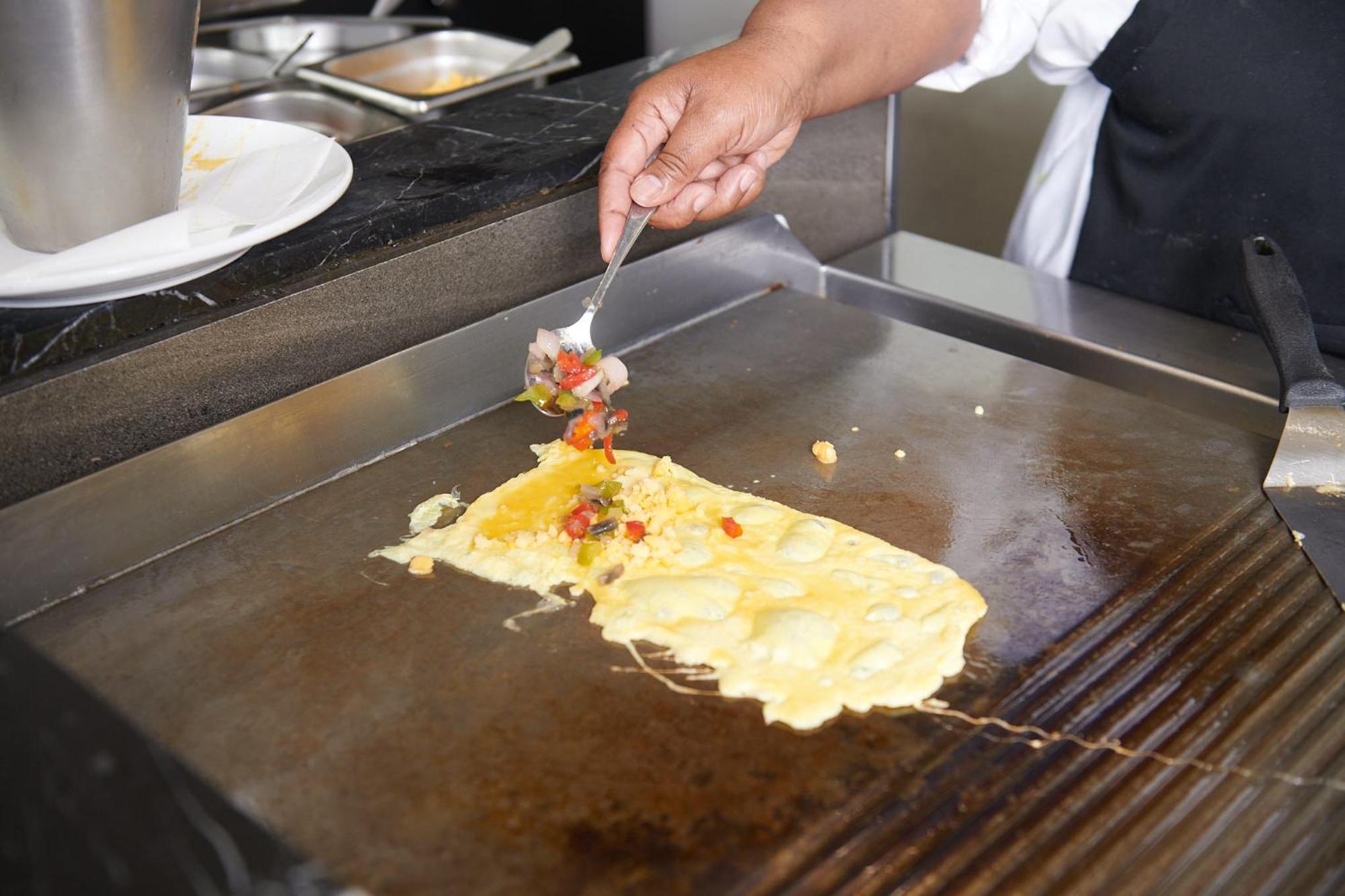 The Capital Zimbali Hotel บัลลิโต ภายนอก รูปภาพ Preparation of an omelette