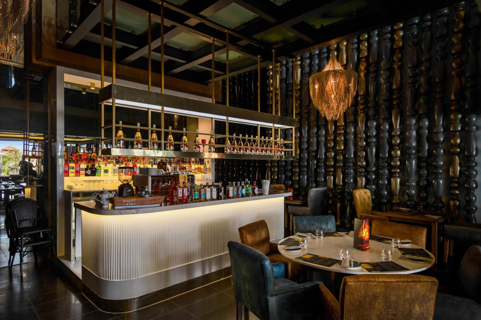 The Capital Zimbali Hotel บัลลิโต ภายนอก รูปภาพ The bar at the restaurant